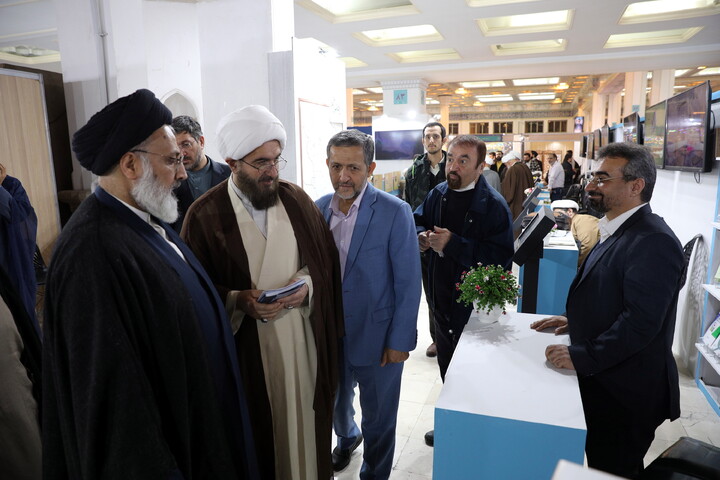 تصاویر/بازدید میهمانان و شخصیت ها از بخش حوزوی سی و سومین نمایشگاه بین المللی قرآن کریم