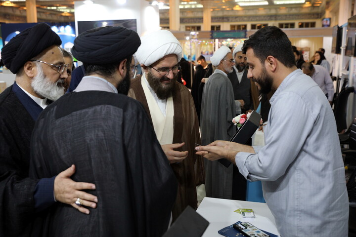 تصاویر/بازدید میهمانان و شخصیت ها از بخش حوزوی سی و سومین نمایشگاه بین المللی قرآن کریم