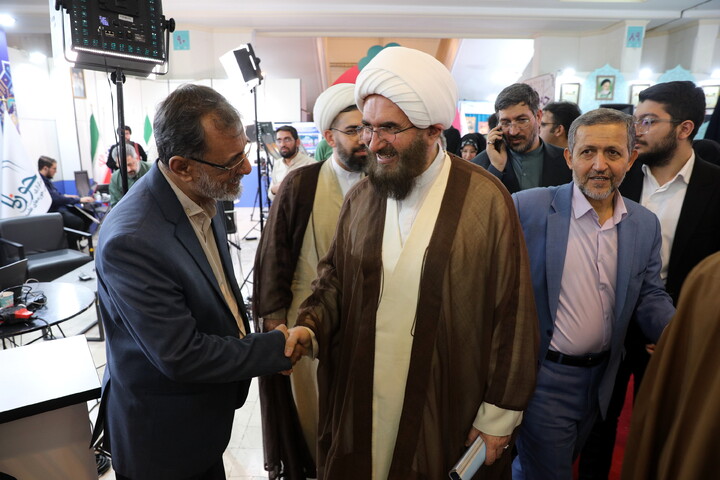 تصاویر/بازدید میهمانان و شخصیت ها از بخش حوزوی سی و سومین نمایشگاه بین المللی قرآن کریم