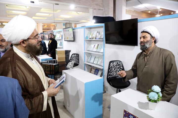 تصاویر/بازدید میهمانان و شخصیت ها از بخش حوزوی سی و سومین نمایشگاه بین المللی قرآن کریم