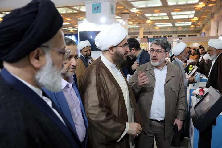 تصاویر/بازدید میهمانان و شخصیت ها از بخش حوزوی سی و سومین نمایشگاه بین المللی قرآن کریم