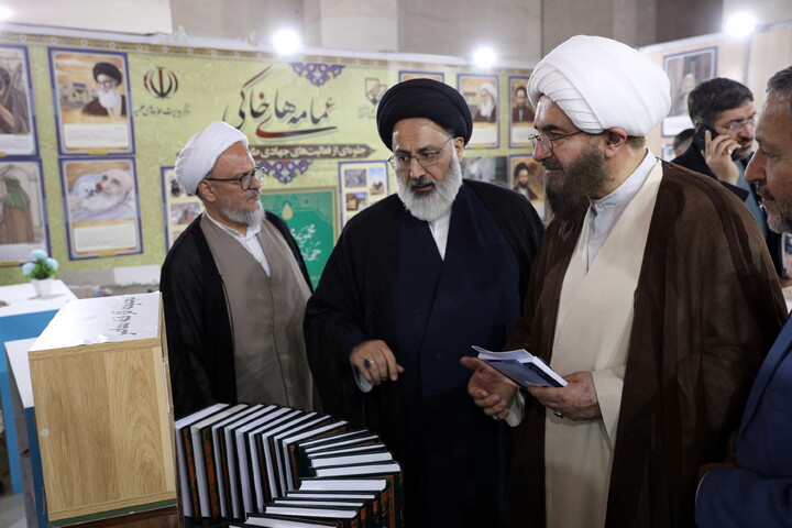 تصاویر/بازدید میهمانان و شخصیت ها از بخش حوزوی سی و سومین نمایشگاه بین المللی قرآن کریم