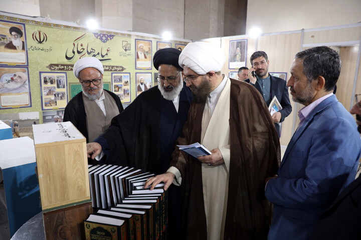 تصاویر/بازدید میهمانان و شخصیت ها از بخش حوزوی سی و سومین نمایشگاه بین المللی قرآن کریم