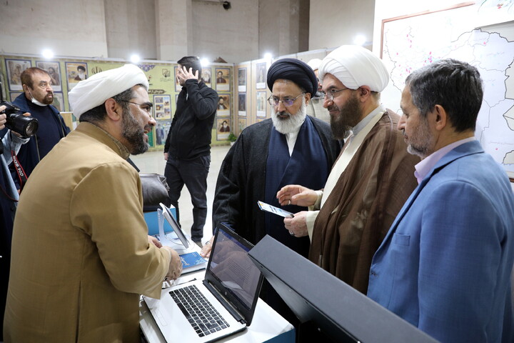 تصاویر/بازدید میهمانان و شخصیت ها از بخش حوزوی سی و سومین نمایشگاه بین المللی قرآن کریم