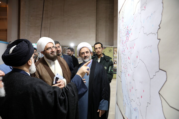 تصاویر/بازدید میهمانان و شخصیت ها از بخش حوزوی سی و سومین نمایشگاه بین المللی قرآن کریم