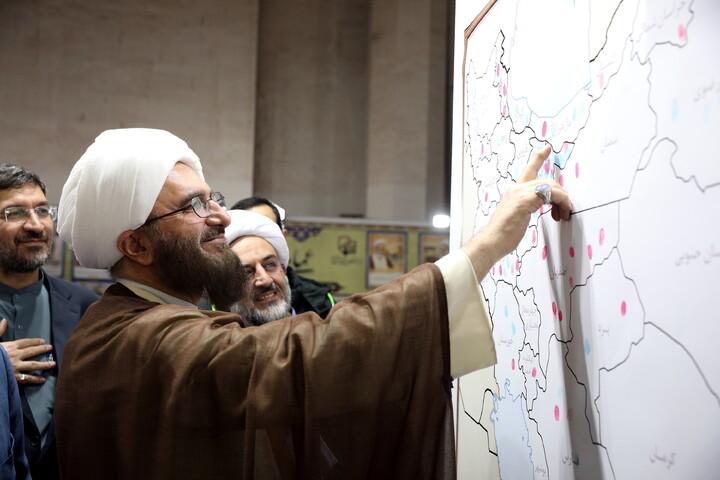 تصاویر/بازدید میهمانان و شخصیت ها از بخش حوزوی سی و سومین نمایشگاه بین المللی قرآن کریم