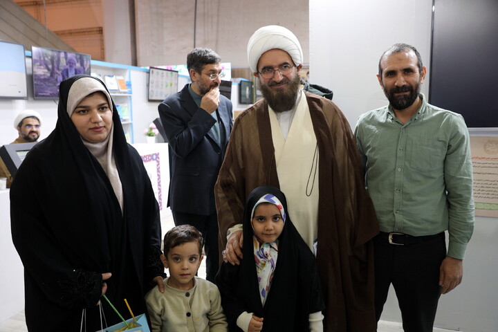 تصاویر/بازدید میهمانان و شخصیت ها از بخش حوزوی سی و سومین نمایشگاه بین المللی قرآن کریم