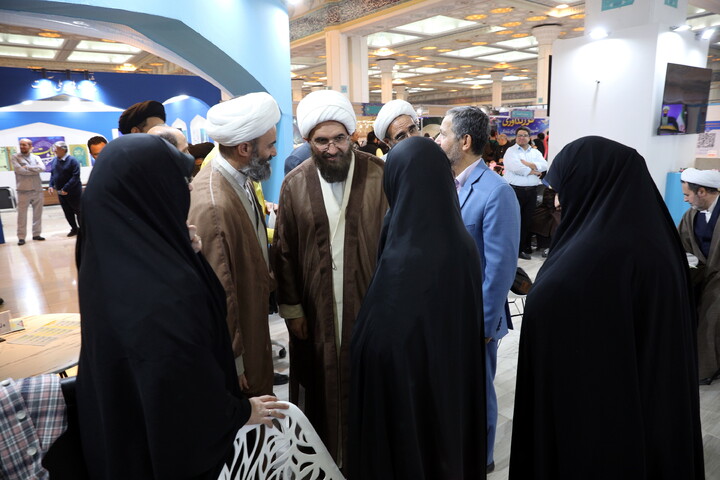 تصاویر/بازدید میهمانان و شخصیت ها از بخش حوزوی سی و سومین نمایشگاه بین المللی قرآن کریم