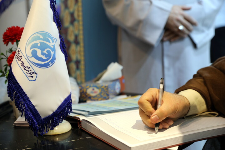 تصاویر/بازدید میهمانان و شخصیت ها از بخش حوزوی سی و سومین نمایشگاه بین المللی قرآن کریم