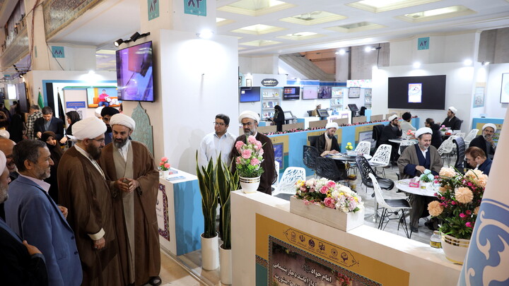 تصاویر/بازدید میهمانان و شخصیت ها از بخش حوزوی سی و سومین نمایشگاه بین المللی قرآن کریم