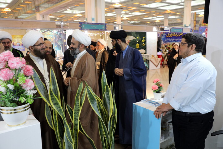 تصاویر/بازدید میهمانان و شخصیت ها از بخش حوزوی سی و سومین نمایشگاه بین المللی قرآن کریم