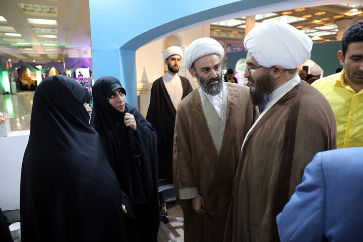تصاویر/بازدید میهمانان و شخصیت ها از بخش حوزوی سی و سومین نمایشگاه بین المللی قرآن کریم