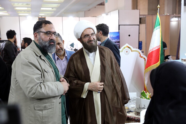 تصاویر/بازدید میهمانان و شخصیت ها از بخش حوزوی سی و سومین نمایشگاه بین المللی قرآن کریم