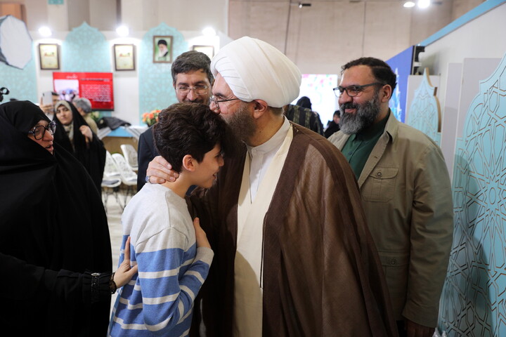 تصاویر/بازدید میهمانان و شخصیت ها از بخش حوزوی سی و سومین نمایشگاه بین المللی قرآن کریم