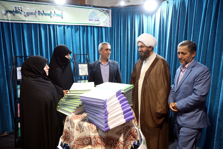 تصاویر/بازدید میهمانان و شخصیت ها از بخش حوزوی سی و سومین نمایشگاه بین المللی قرآن کریم