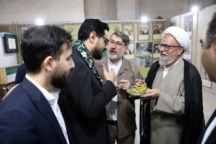 تصاویر/بازدید میهمانان و شخصیت ها از بخش حوزوی سی و سومین نمایشگاه بین المللی قرآن کریم