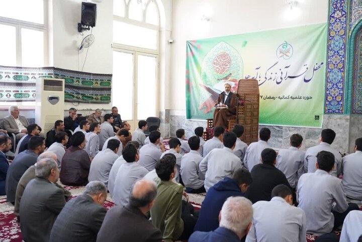 تصاویر/برگزاری محفل قرآنی زندگی با آیه‌ها در خرم آباد