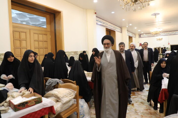 بازدید آیت‌الله سعیدی از روند آماده‌سازی افطاری حرم حضرت معصومه(س)