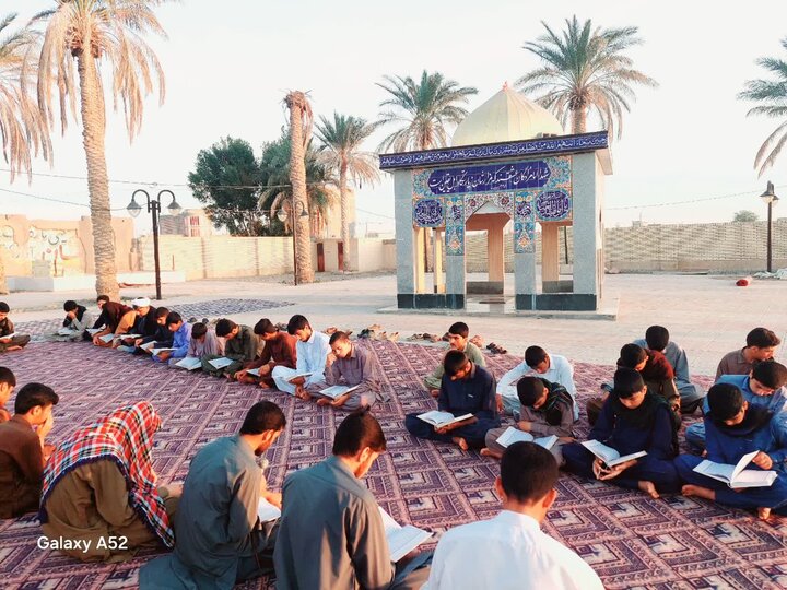 حضور طلاب در آیین جزءخوانی قرآن کریم در آستان شهدای خوشنام جازموریان.