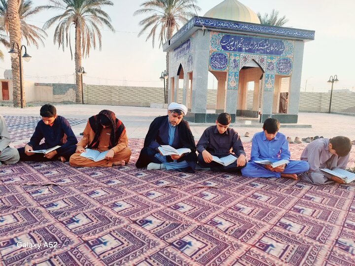 حضور طلاب در آیین جزءخوانی قرآن کریم در آستان شهدای خوشنام جازموریان.