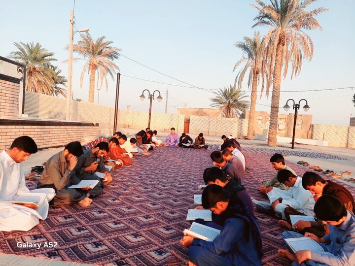 حضور طلاب در آیین جزءخوانی قرآن کریم در آستان شهدای خوشنام جازموریان.