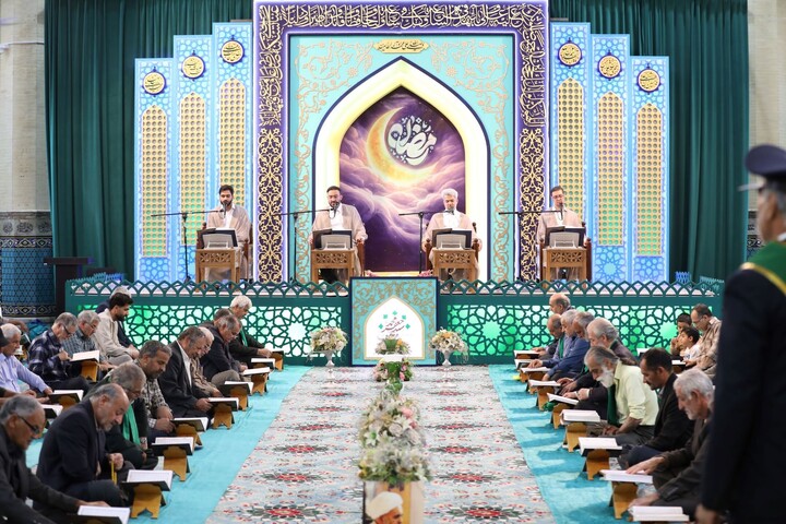 تصاویر/ آیین ترتیل خوانی قرآن کریم در امامزاده سید جعفر(ع) محمد استان یزد