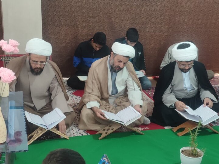تلاوت قرآن کریم توسط طلاب در مراسم جزءخوانی مسجد دوازده امام زرند.