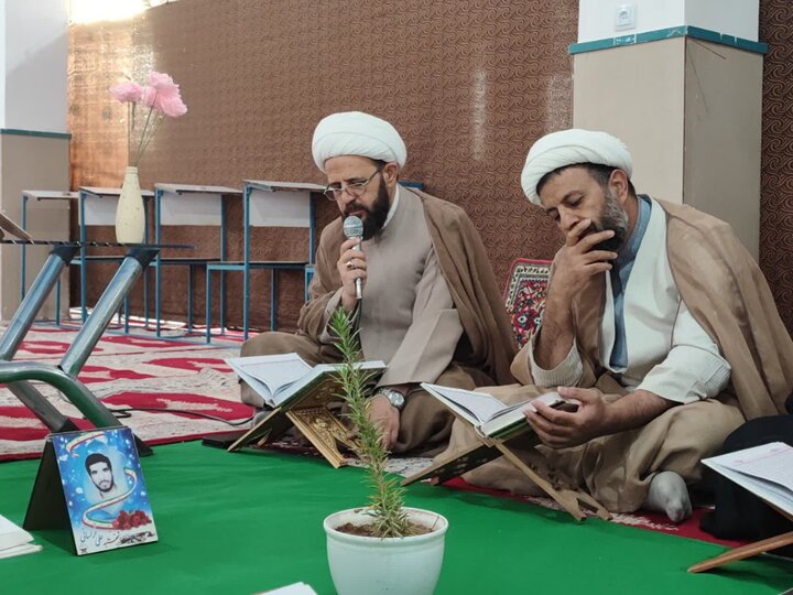 تلاوت قرآن کریم توسط طلاب در مراسم جزءخوانی مسجد دوازده امام زرند.
