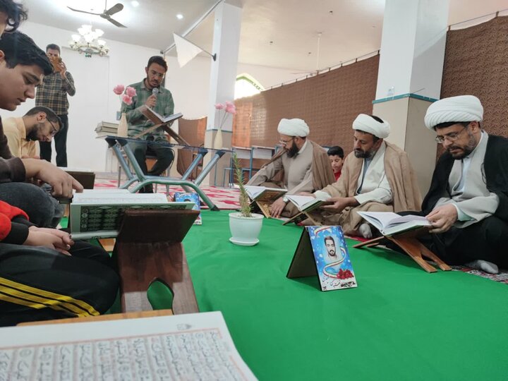 تلاوت قرآن کریم توسط طلاب در مراسم جزءخوانی مسجد دوازده امام زرند.