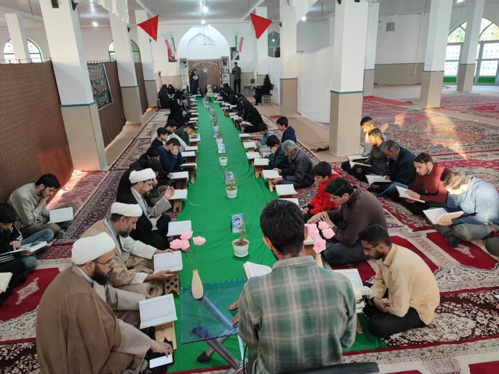 تلاوت قرآن کریم توسط طلاب در مراسم جزءخوانی مسجد دوازده امام زرند.