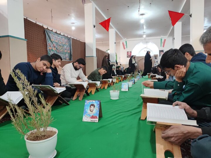 تلاوت قرآن کریم توسط طلاب در مراسم جزءخوانی مسجد دوازده امام زرند.