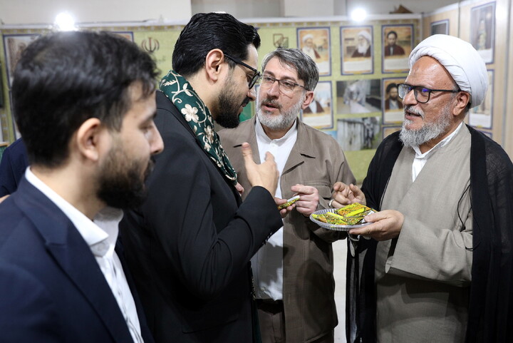 نصاویر/حضور کارشناسان برنامه محفل در سی و سومین نمایشگاه بین المللی قرآن کریم