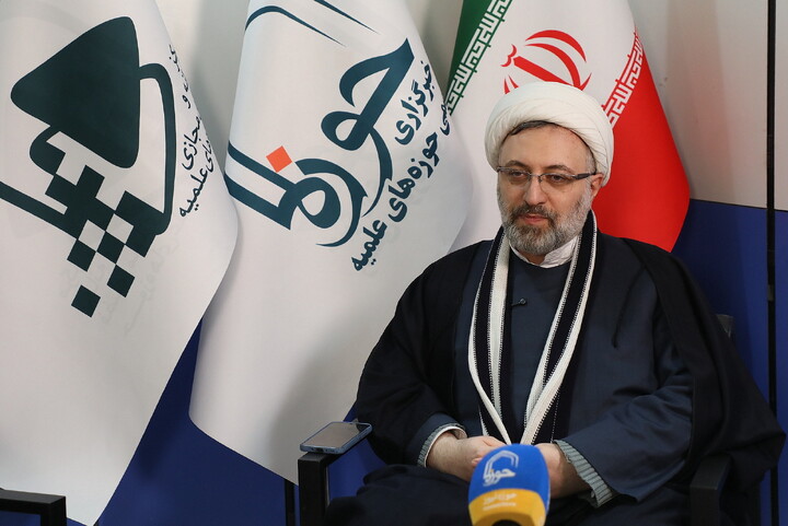 تصاویری از حضور مهمانان در غرفه خبرگزاری حوزه در سی و سومین نمایشگاه بین المللی قرآن کریم