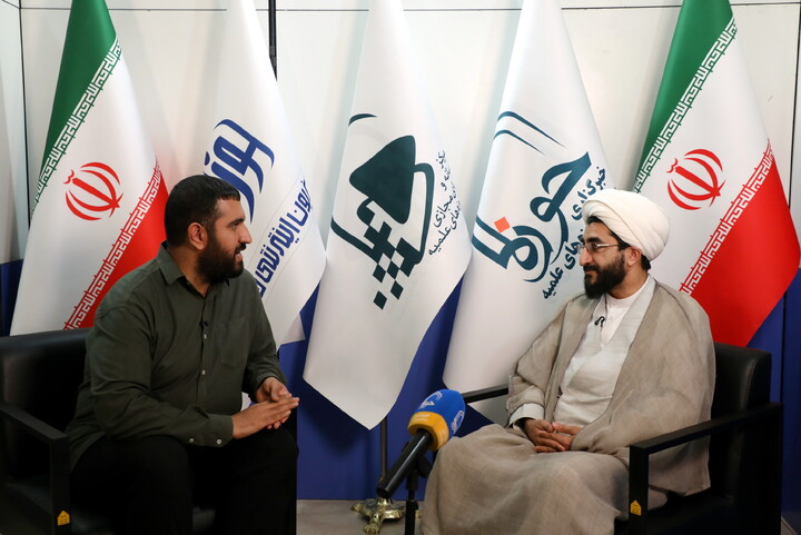 تصاویری از حضور مهمانان در غرفه خبرگزاری حوزه در سی و سومین نمایشگاه بین المللی قرآن کریم