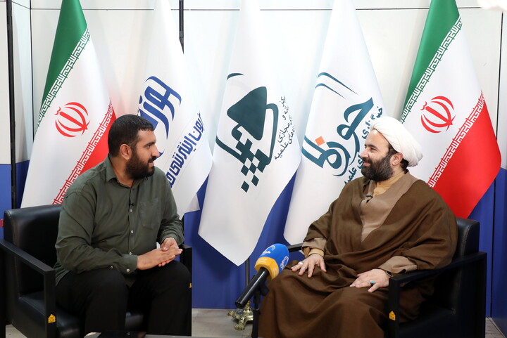 تصاویری از حضور مهمانان در غرفه خبرگزاری حوزه در سی و سومین نمایشگاه بین المللی قرآن کریم