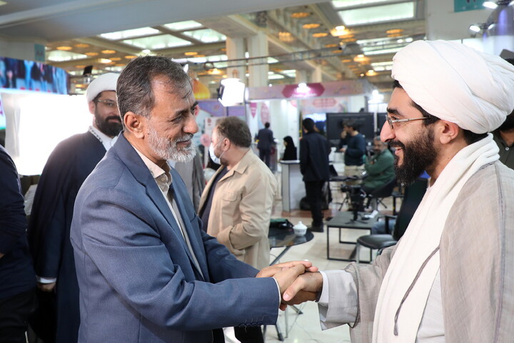 تصاویری از حضور مهمانان در غرفه خبرگزاری حوزه در سی و سومین نمایشگاه بین المللی قرآن کریم