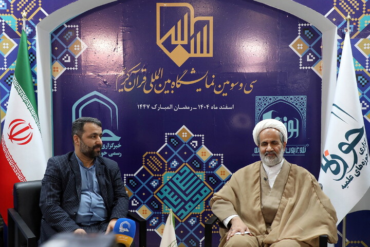 تصاویری از حضور مهمانان در غرفه خبرگزاری حوزه در سی و سومین نمایشگاه بین المللی قرآن کریم