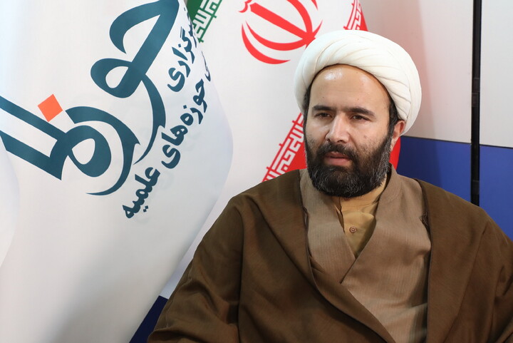 تصاویری از حضور مهمانان در غرفه خبرگزاری حوزه در سی و سومین نمایشگاه بین المللی قرآن کریم