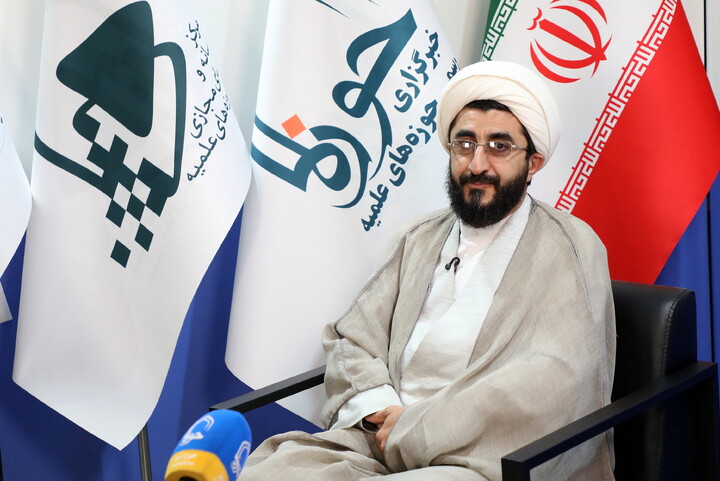 تصاویری از حضور مهمانان در غرفه خبرگزاری حوزه در سی و سومین نمایشگاه بین المللی قرآن کریم