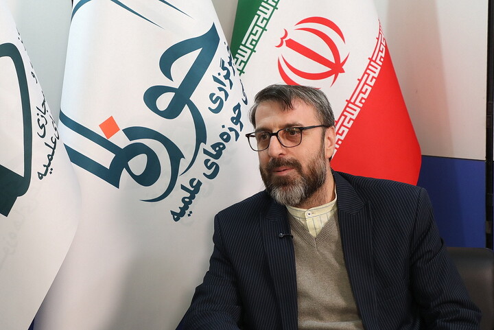 تصاویری از حضور مهمانان در غرفه خبرگزاری حوزه در سی و سومین نمایشگاه بین المللی قرآن کریم