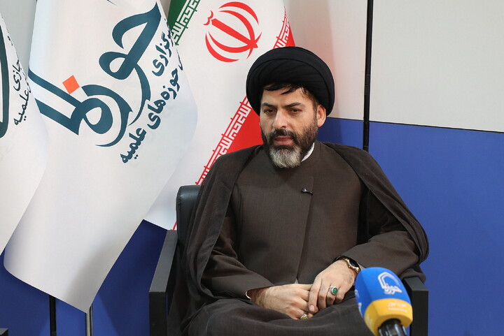 تصاویری از حضور مهمانان در غرفه خبرگزاری حوزه در سی و سومین نمایشگاه بین المللی قرآن کریم