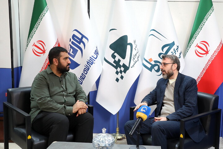 تصاویری از حضور مهمانان در غرفه خبرگزاری حوزه در سی و سومین نمایشگاه بین المللی قرآن کریم