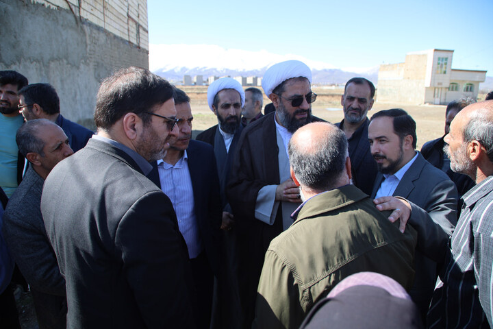 تصاویر / حضور امام جمعه همدان در یکی از مناطق کم برخوردار