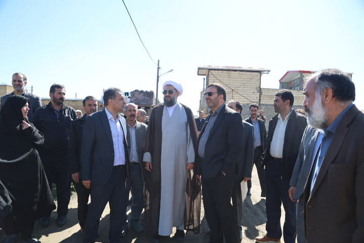 تصاویر / حضور امام جمعه همدان در یکی از مناطق کم برخوردار