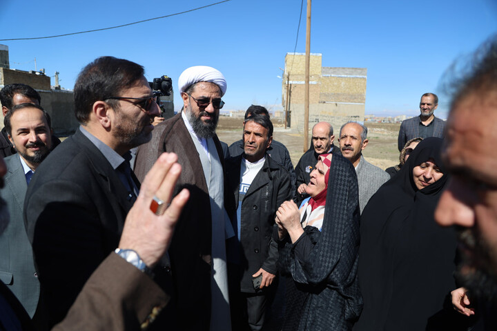 تصاویر / حضور امام جمعه همدان در یکی از مناطق کم برخوردار