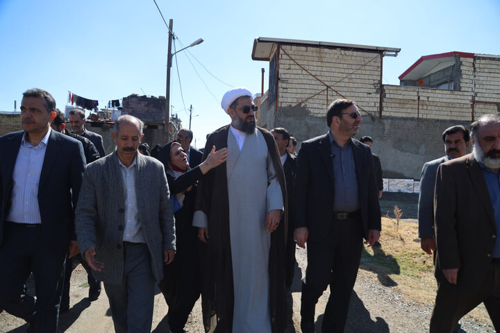 تصاویر / حضور امام جمعه همدان در یکی از مناطق کم برخوردار