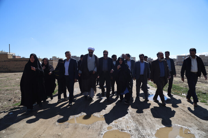 تصاویر / حضور امام جمعه همدان در یکی از مناطق کم برخوردار