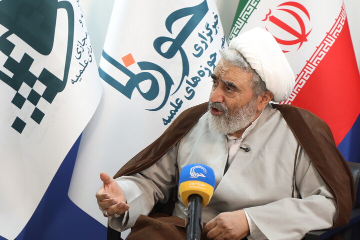 تصاویری از حضور مهمانان در غرفه خبرگزاری حوزه در سی و سومین نمایشگاه بین المللی قرآن کریم