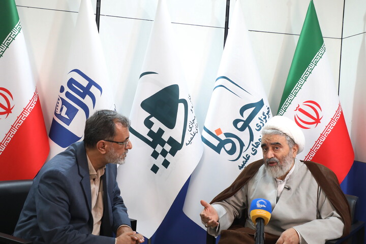 تصاویری از حضور مهمانان در غرفه خبرگزاری حوزه در سی و سومین نمایشگاه بین المللی قرآن کریم