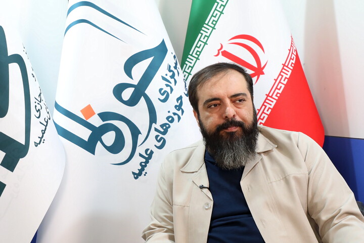 تصاویری از حضور مهمانان در غرفه خبرگزاری حوزه در سی و سومین نمایشگاه بین المللی قرآن کریم